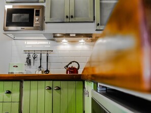 Fridge, microwave, dishwasher, cookware/dishes/utensils - ROMANTISCHE LUXUSWOHNUNG MIT PERFEKTER LAGE by Interhome (Quito)