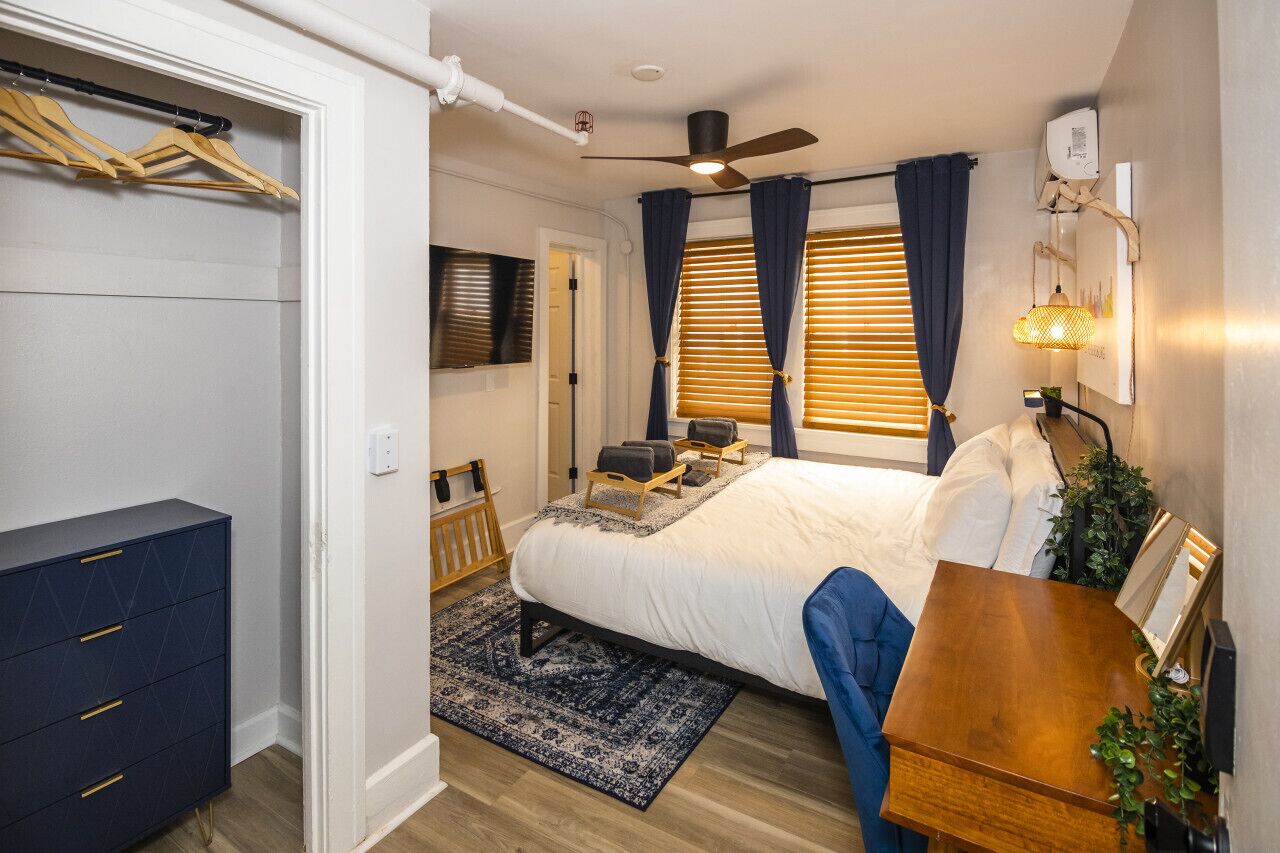 Desk, iron/ironing board, WiFi, bed sheets