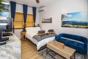 Escriptori, planxa i posts de planxar, wifi i roba de llit 