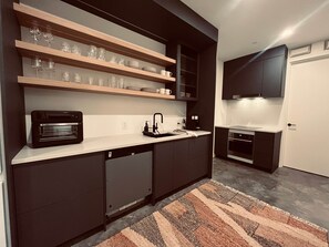 Frigorífico, horno, placa de cocina y lavavajillas