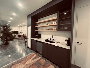 Frigorífico, horno, placa de cocina y lavavajillas