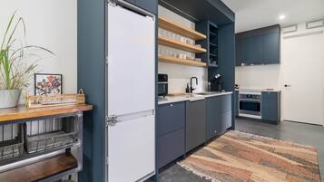 Fridge, oven, stovetop, dishwasher