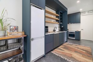 Frigorífico, horno, placa de cocina y lavavajillas