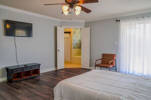 4 bedrooms, iron/ironing board, free WiFi, bed sheets - Tiger Point Tiki=-New Listing Gulf Breeze, 4-bedroom home with a Pool, Game Room! (Gulf Breeze)