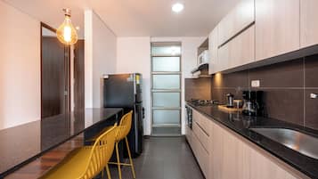 Junior Apartment, Kitchen | Private kitchen | Microwave, stovetop, dishwasher, cookware/dishes/utensils