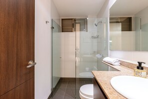 Luksus-lejlighed - byudsigt | Badeværelse | Håndklæder, Sæbe, Shampoo, Toiletpapir