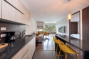 Appartement Junior, cuisine | Cuisine privée | Four à micro-ondes, surface de cuisson, cafetière-théière