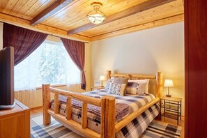 4 bedrooms, iron/ironing board, travel cot, free WiFi - Timbercrest Lodge - Hot Tub Nights, Mountain Air (Leavenworth)