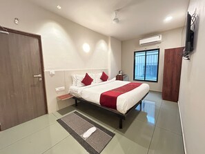 Desk, soundproofing, iron/ironing board, free WiFi - Swagstay Hotel Riviera Grand Nagpur (Nagpur)