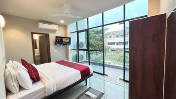 Desk, soundproofing, iron/ironing board, free WiFi