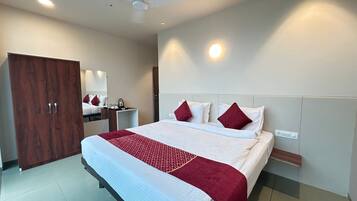 Desk, soundproofing, iron/ironing board, free WiFi