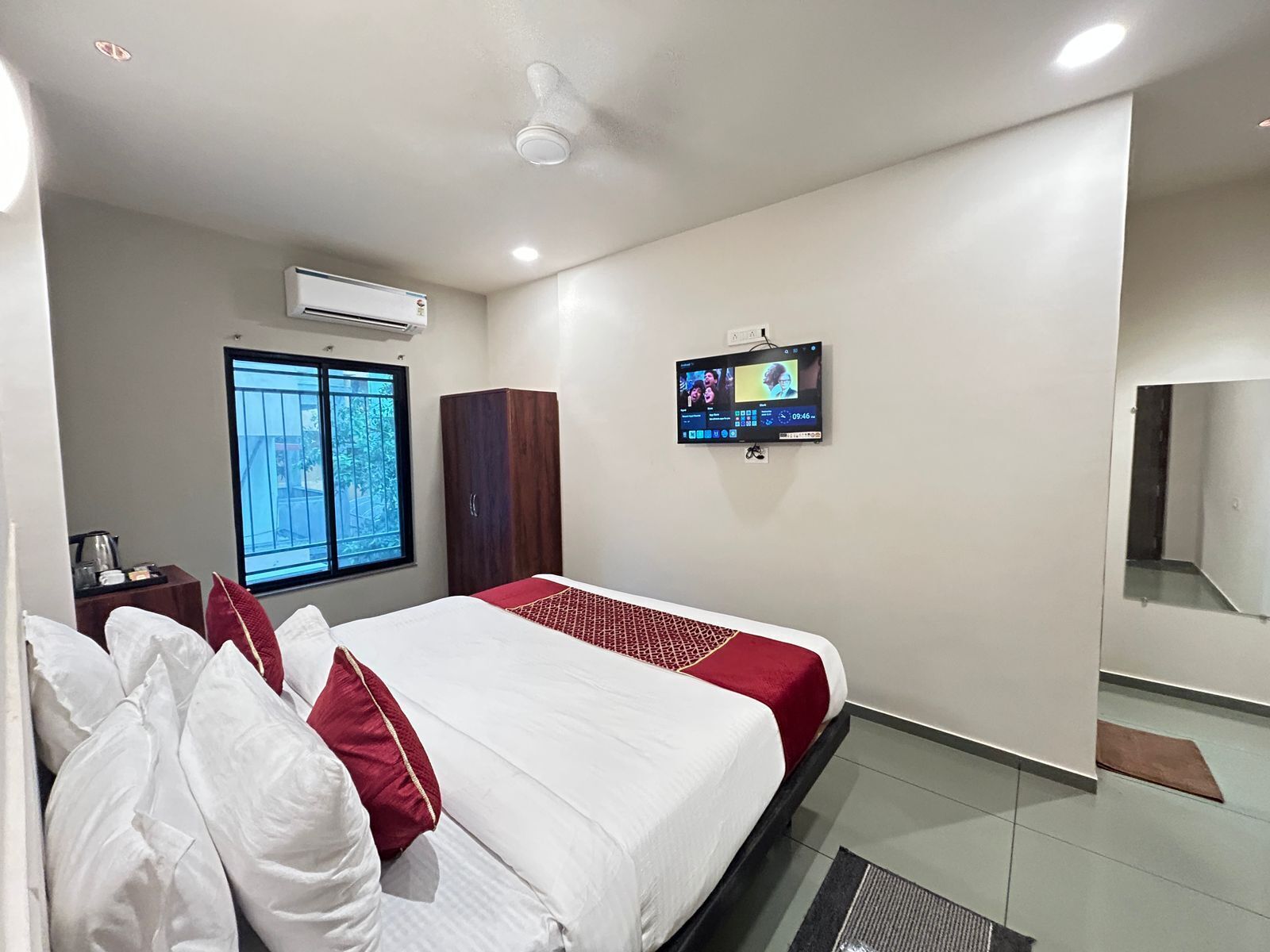 Deluxe Double Room, City View | Desk, soundproofing, iron/ironing board, free WiFi