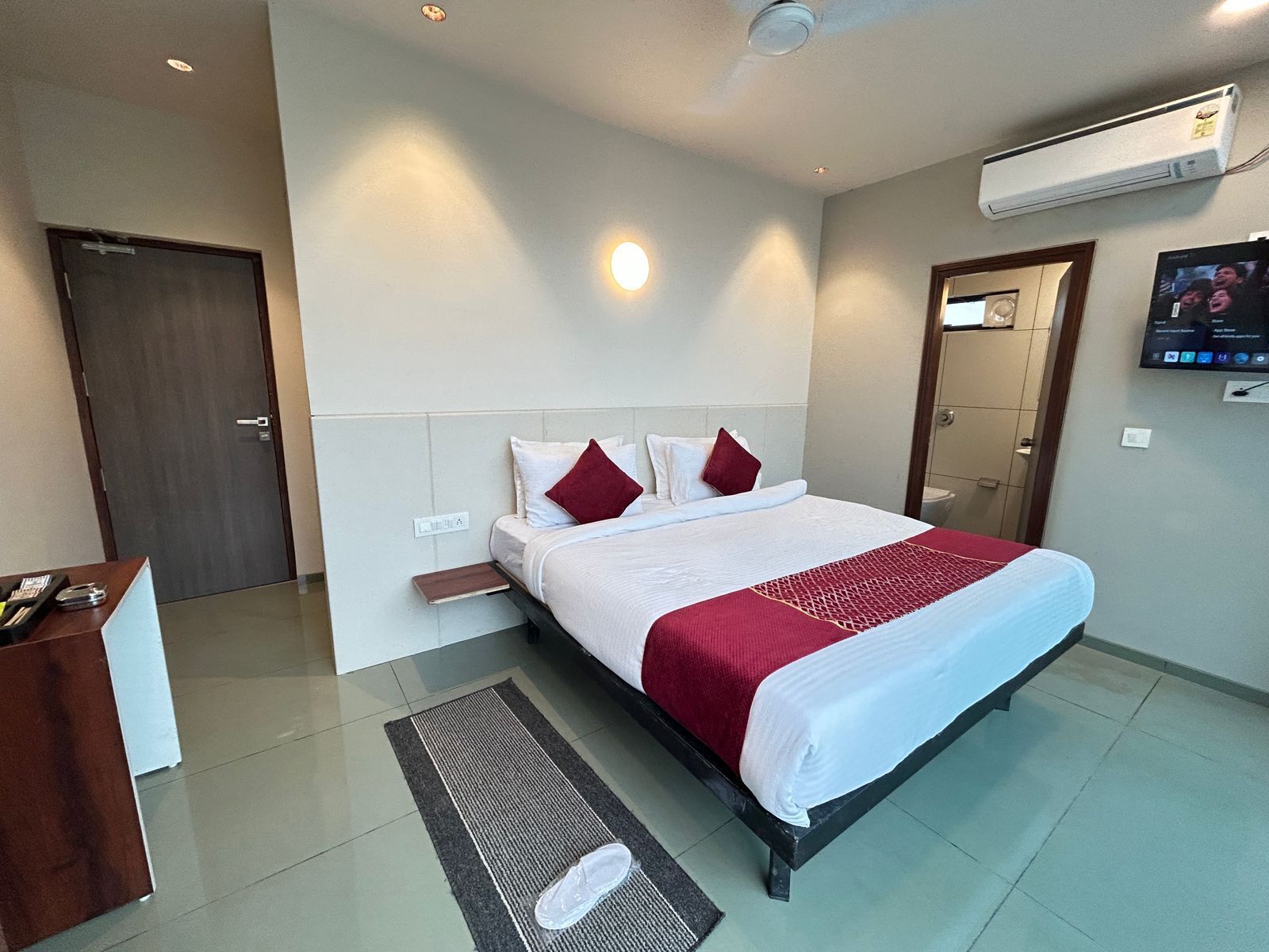 Quarto casal luxo, vista para a cidade | Escrivaninha, quartos à prova de som, ferros/tábuas de passar roupa