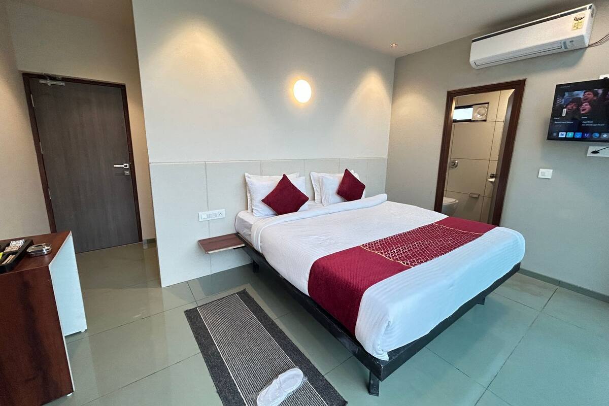 Quarto casal luxo, vista para a cidade | Escrivaninha, quartos à prova de som, ferros/tábuas de passar roupa