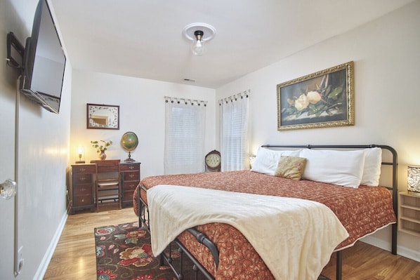 3 bedrooms, desk, iron/ironing board, WiFi