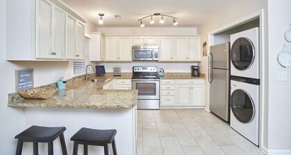 Comfy Peaceful Cottage in Historic Downtown Apex!!