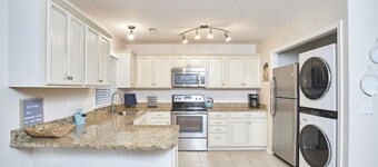 Comfy Peaceful Cottage in Historic Downtown Apex!!