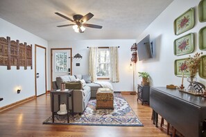 Living area - Newly remodeled 2BR in Chapel Hill (Chapel Hill)