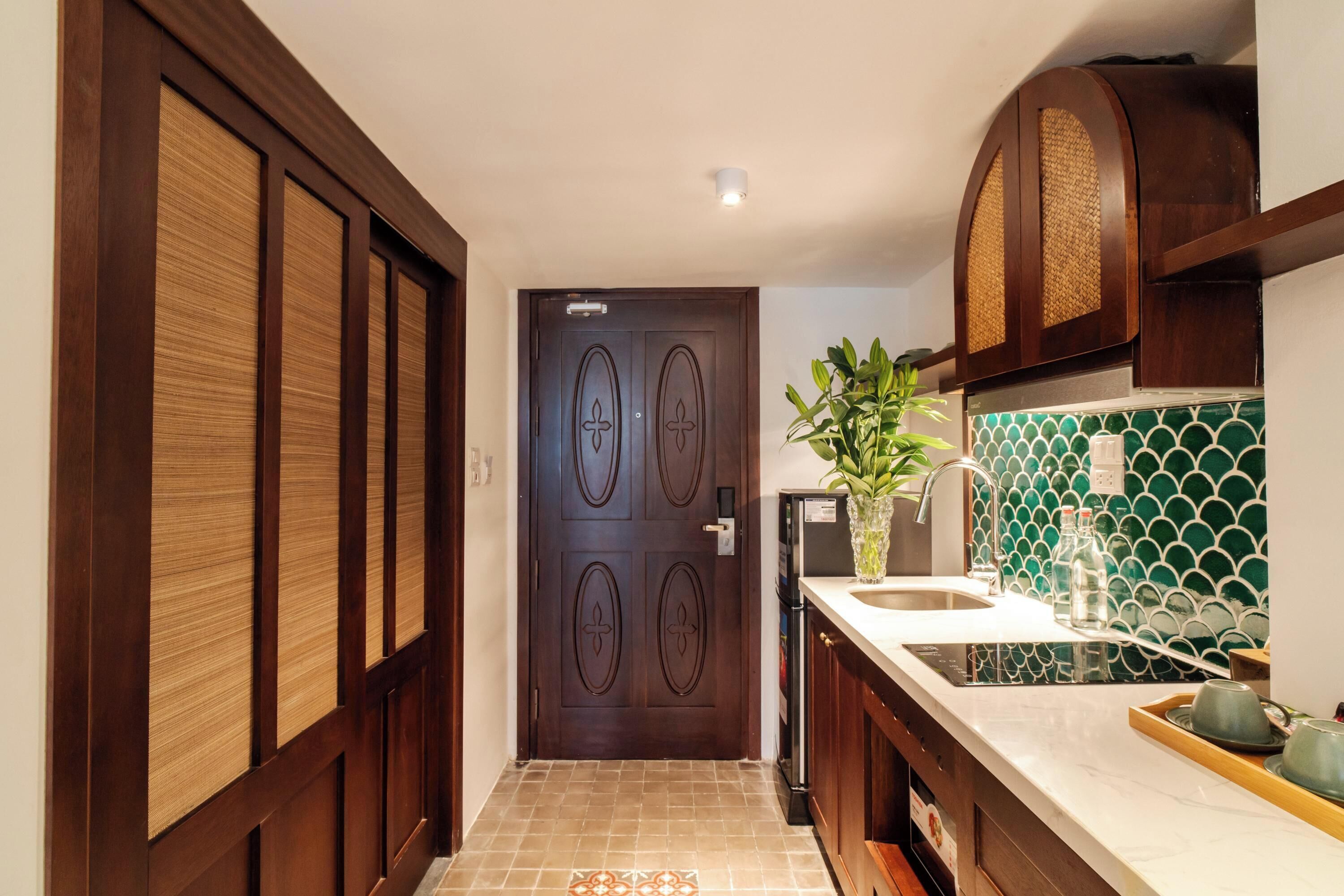 Habitació doble superior, vistes a la ciutat | Caixa forta a l'habitació i escriptori 