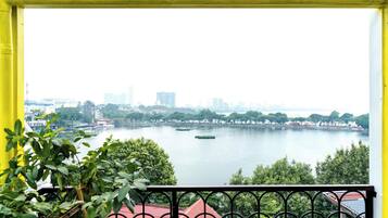 Premier tweepersoonskamer, balkon, uitzicht op meer | Kameruitzicht