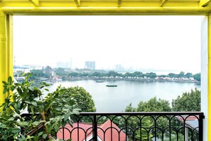 Premier tweepersoonskamer, balkon, uitzicht op meer | Kameruitzicht