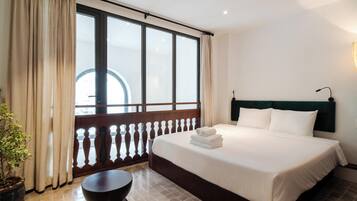 Superior tweepersoonskamer, uitzicht op stad | Een kluis op de kamer, een bureau, een laptopwerkplek