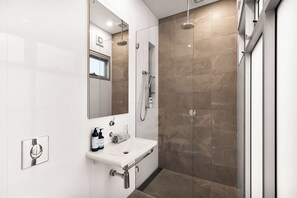 Shower, hair dryer, towels, soap - Artistic Opera House Retreat (Kirribilli)