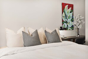 Strykjärn/strykbräda, wi-fi och sängkläder