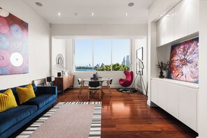 Living area - Artistic Opera House Retreat (Kirribilli)