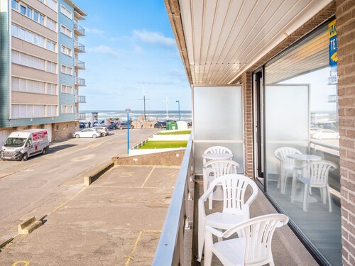 Stylish flat right on the beach