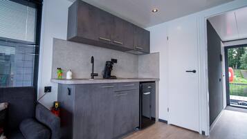 Kjøleskap, kokeplater og kaffetrakter/tekoker