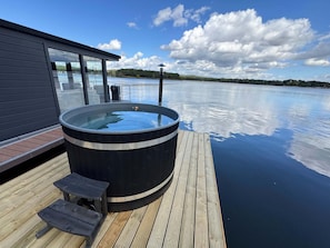 Outdoor spa tub - Spend the night at a unique location in Limburg (Middelaar)