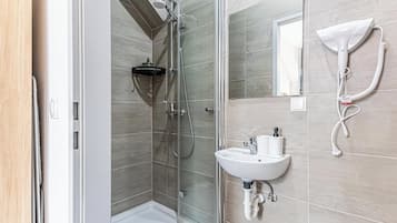 Basic Apartment | Bathroom | Shower, free toiletries, hair dryer, towels