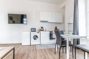 Frigobar, microondas, horno, placa de cocina