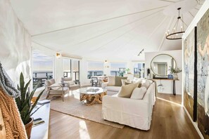 Una televisión, una chimenea