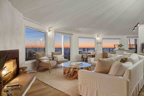 Una televisión, una chimenea