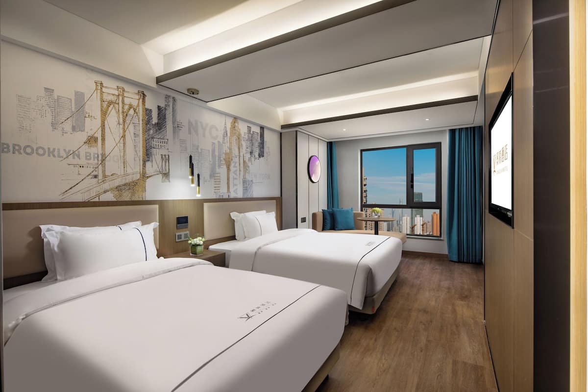 Executive Twin Room | In-room safe, desk, laptop workspace, blackout curtains