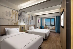 Chic Deluxe Twin Room | Down comforters, desk, laptop workspace, blackout drapes