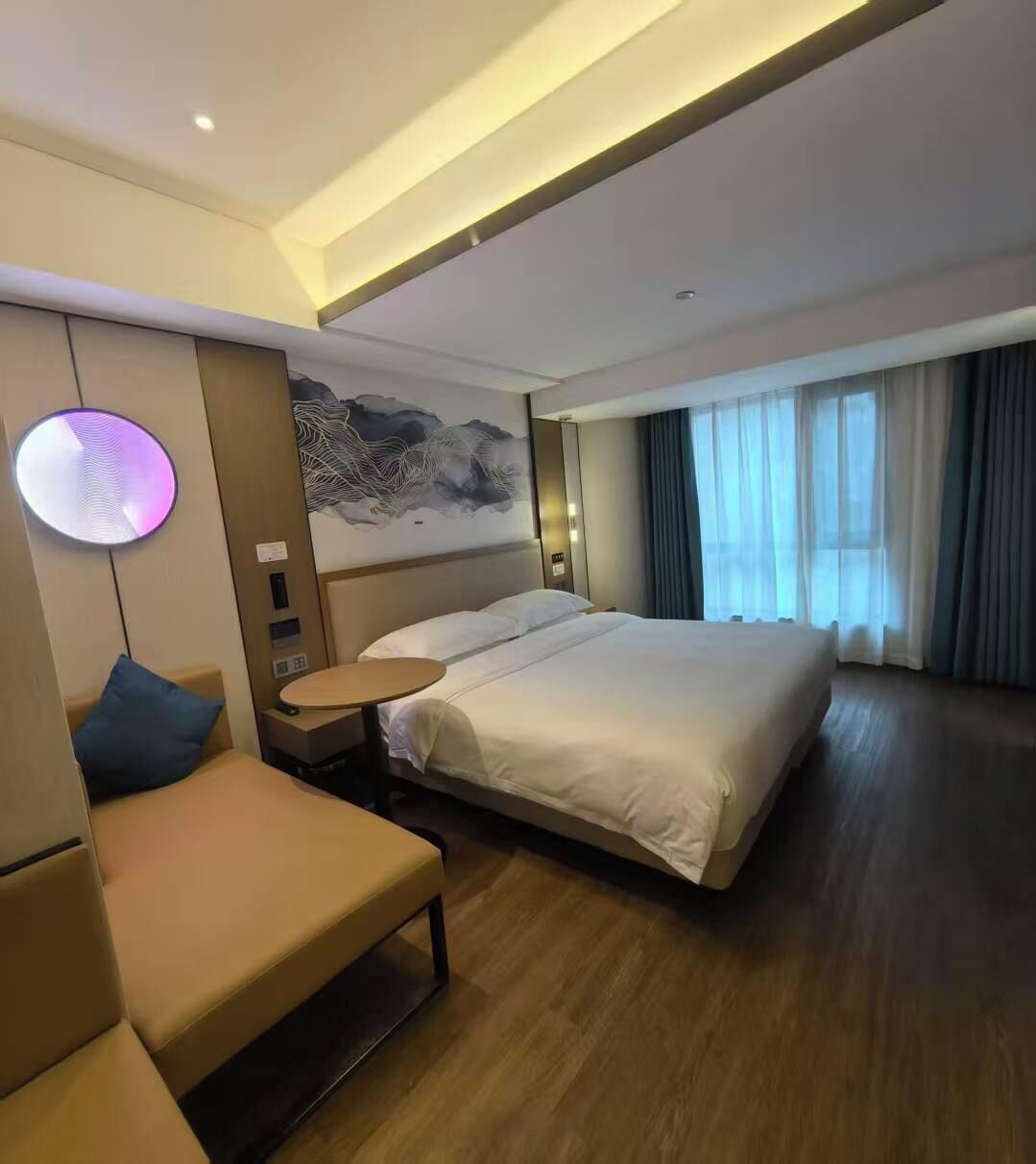 臻選商務大床房 | 羽絨被、書桌、筆電工作空間、遮光布/窗簾