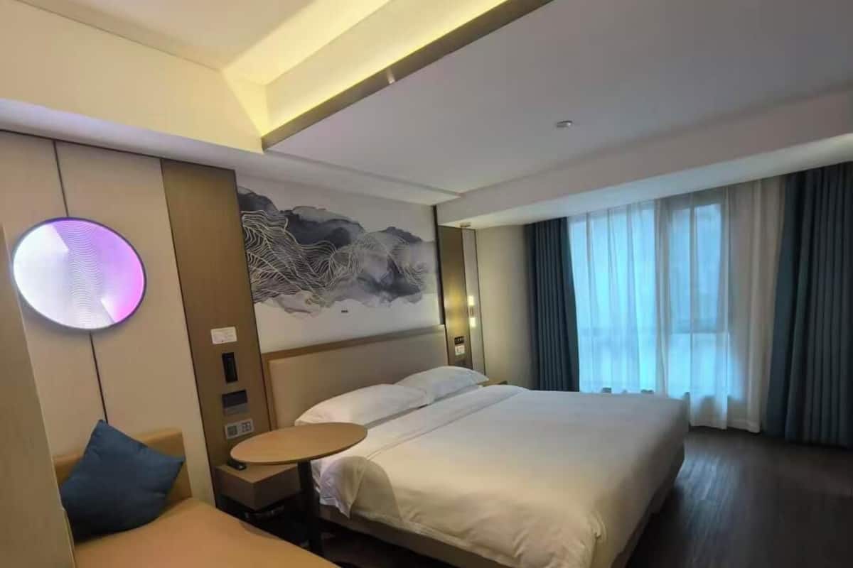 臻选商务大床房 | 羽绒被、办公桌、笔记本电脑工作区、遮光窗帘