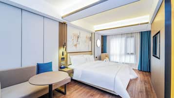 臻選行政大床房 | 羽絨被、書桌、筆電工作空間、遮光布/窗簾