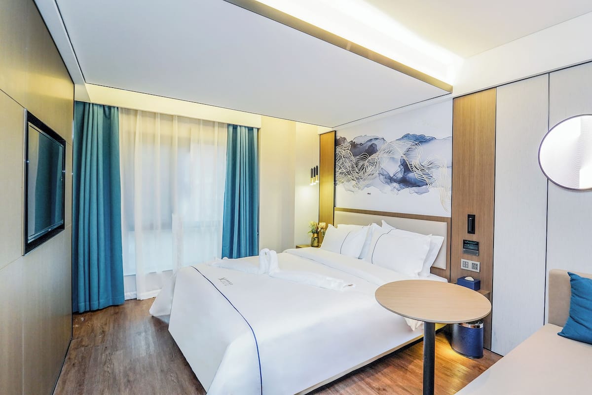 Business Single Room | In-room safe, desk, laptop workspace, blackout curtains