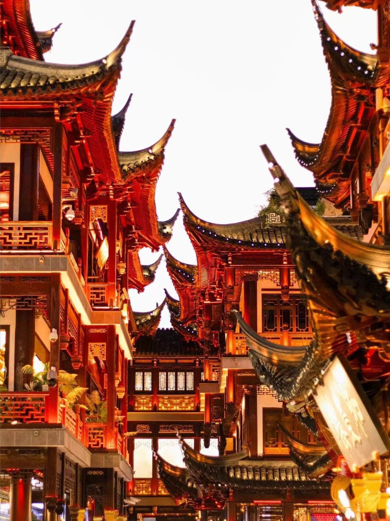 Une structure architecturale chinoise traditionnelle, caractérisée par de multiples niveaux et des toits richement décorés.