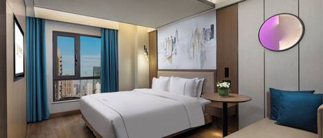 羽毛の掛け布団、デスク、ノートパソコン用作業スペース、遮光カーテン