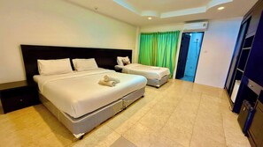 Room, 1 Bedroom, Pool View