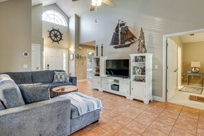 TV, books - 5 Blocks to Shore: PCB Escape w/ Screened Porch (Panama City Beach)
