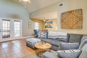 TV, books - 5 Blocks to Shore: PCB Escape w/ Screened Porch (Panama City Beach)
