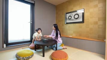 Habitación de estilo japonés | Caja fuerte, espacio para trabajar con un portátil, wifi gratis