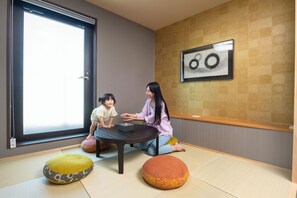In-room safe, laptop workspace, free WiFi - ENT TERRACE ASAKUSA (Tokyo)