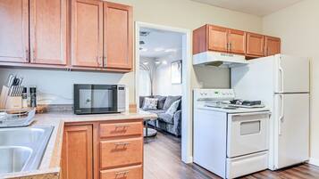 Frigorifero, microonde, piano cottura, macchina per tè/caffè